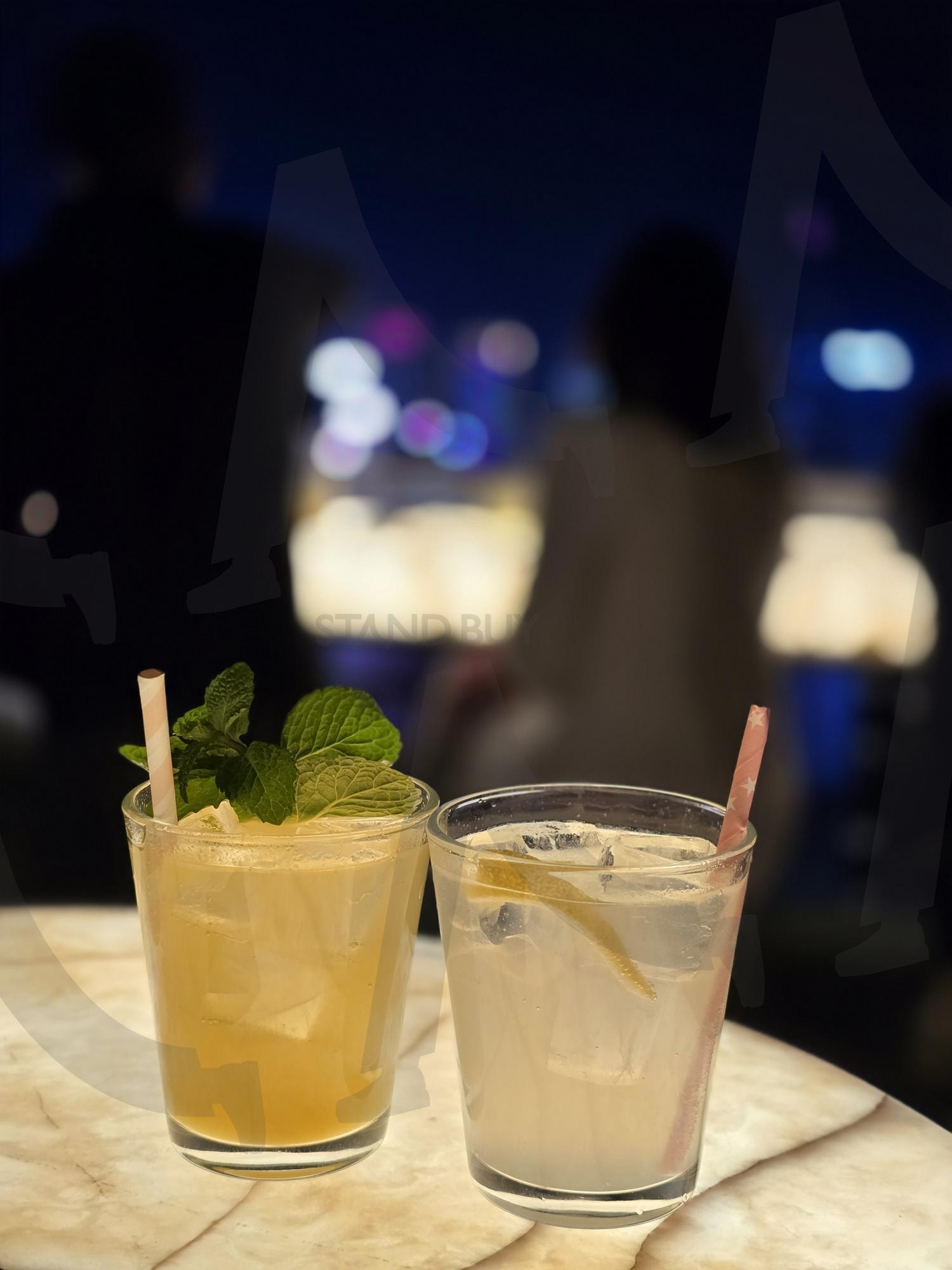 칵테일 두 잔을 혼자 마시는 사람 | 칵테일, 야경, 바, 분위기 좋은, COCKTAIL, night view, BAR | 스탠바이 STANDBUY 디지털 콘텐츠