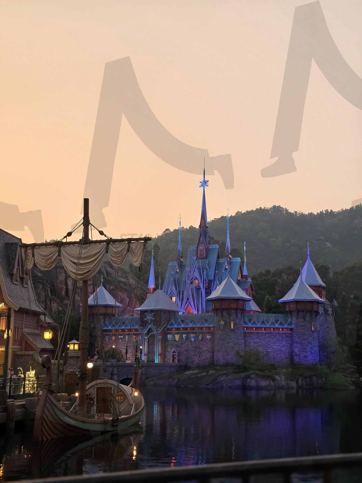 홍콩 디즈니랜드 겨울왕국 Kingdom of Arendelle | 홍콩 디즈니랜드, 홍콩 여행, 겨울왕국, 엘사, Hongkong disneyland, disneyland Frozen, Elsa | 스탠바이 STANDBUY 디지털 콘텐츠