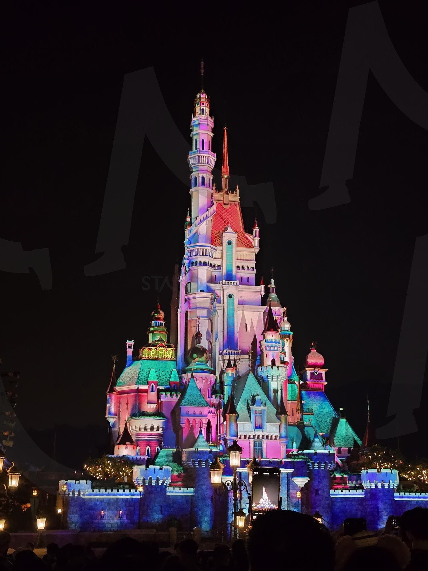 홍콩 디즈니랜드 성 | 홍콩 디즈니랜드, 디즈니랜드 성, 홍콩 여행, Hongkong disneyland, Disneyland castle, Hongkong trip | 스탠바이 STANDBUY 디지털 콘텐츠