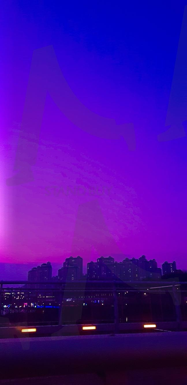 보랏빛으로 물든 도시의 밤 | 보라색, 밤하늘, 도시, 아파트, 신비로운 분위기, 마법 같은 풍경, 꿈속 장면, 독특한 색감, 몽환적인, 하늘과 건물 | 스탠바이 STANDBUY 디지털 콘텐츠