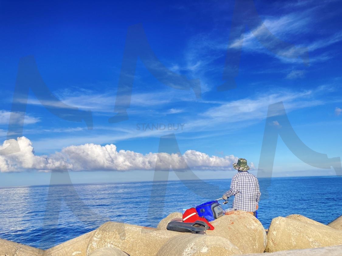 구름이 그리는 일직선 | 바다, 구름, 낚시꾼, 푸른 하늘, 평화로운 풍경, 자연의 미학, 조화로운 순간, 고요한 하루, 일직선 구름, 여유로운 시간 | 스탠바이 STANDBUY 디지털 콘텐츠