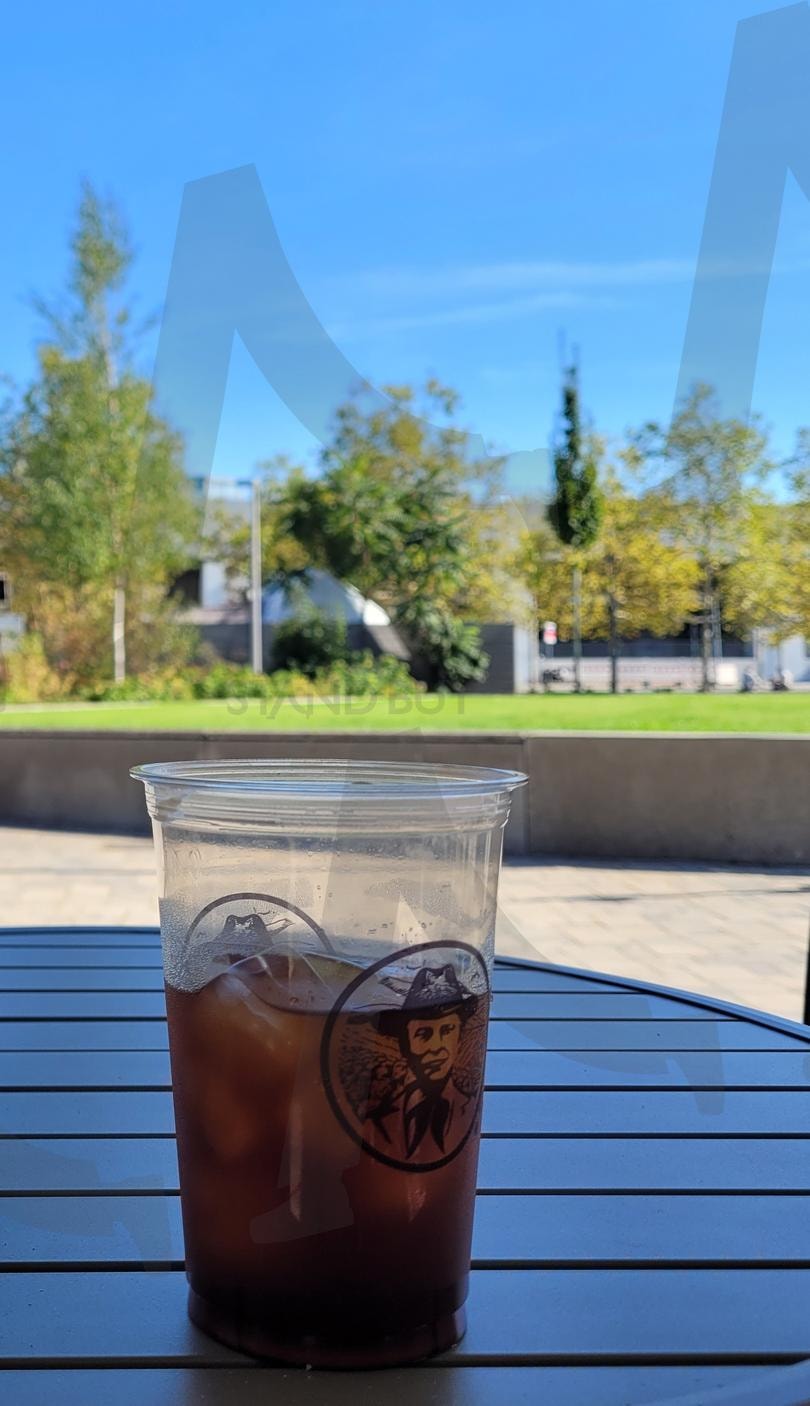 아이스 아메리카노 | 아이스 아메리카노, 공원뷰까페, 베를린파란하늘, 시원한, 여름까페풍경, 베를린여름 | 스탠바이 STANDBUY 디지털 콘텐츠
