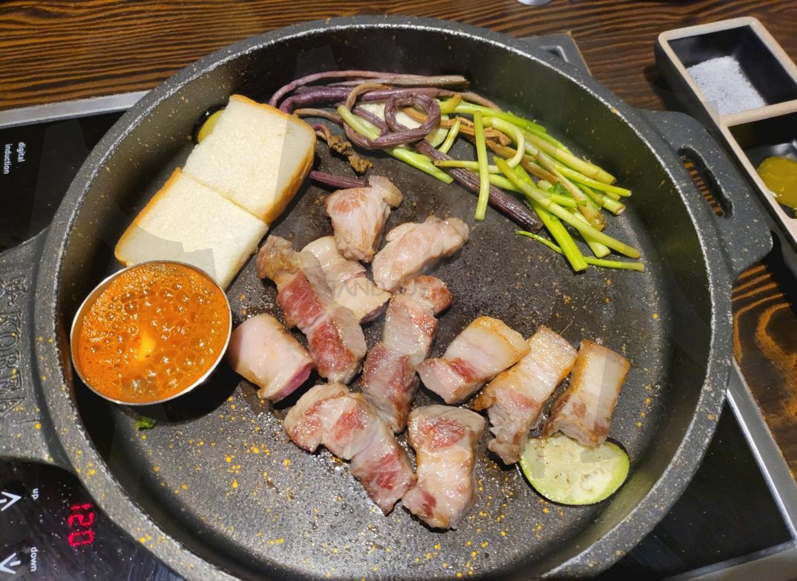 돌판의 삼겹살 | 삼겹살, 돌판, 미나리, 음식, 구이 | 스탠바이 STANDBUY 디지털 콘텐츠