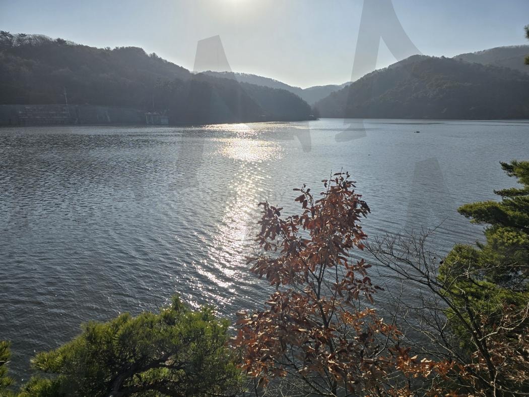 경북 포항시 남구 오천읍 항사리에 있는 오어사 저수지 전경 사진 | 경북 포항 오어사, 경북 포항 오어사 저수지, 포항 오어사 저수지, 포항 오어사 둘레길 저수지, 포항 오어사 둘레길 | 스탠바이 STANDBUY 디지털 콘텐츠