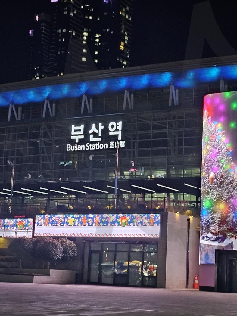 밤에 찍은 부산역 | 부산, 여행, 부산역, 야경, 부산여행 | 스탠바이 STANDBUY 디지털 콘텐츠