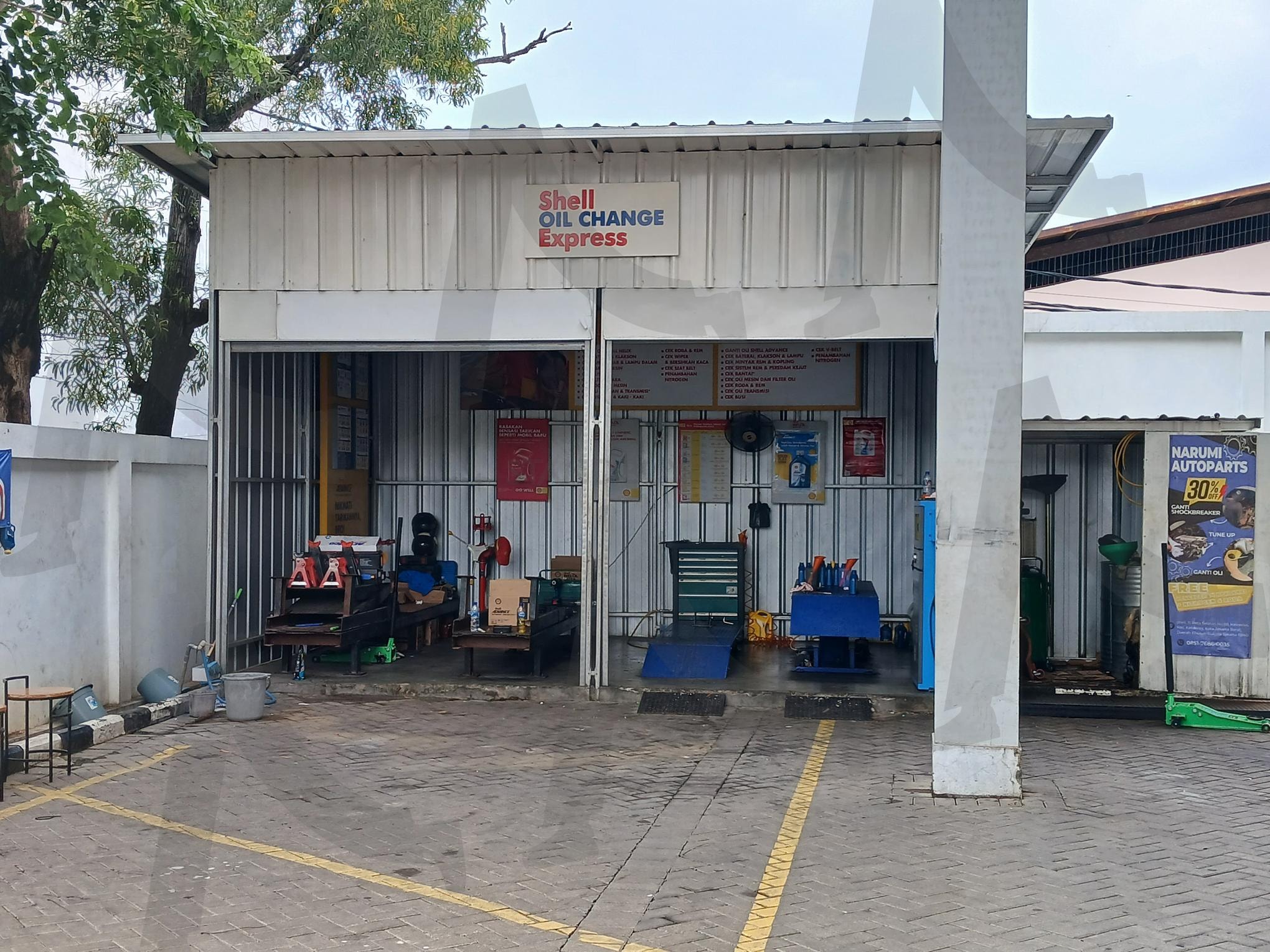인니 자카르타 셀(Shell)주유소 내 오일 체인지 모습 | 인니_자카르타_셀 주유소, 자카르타_셀_주유소, 오일체인지(Oil Change) @Shell, Shell 주유소, 주유소 내 서비스 내용 | 스탠바이 STANDBUY 디지털 콘텐츠
