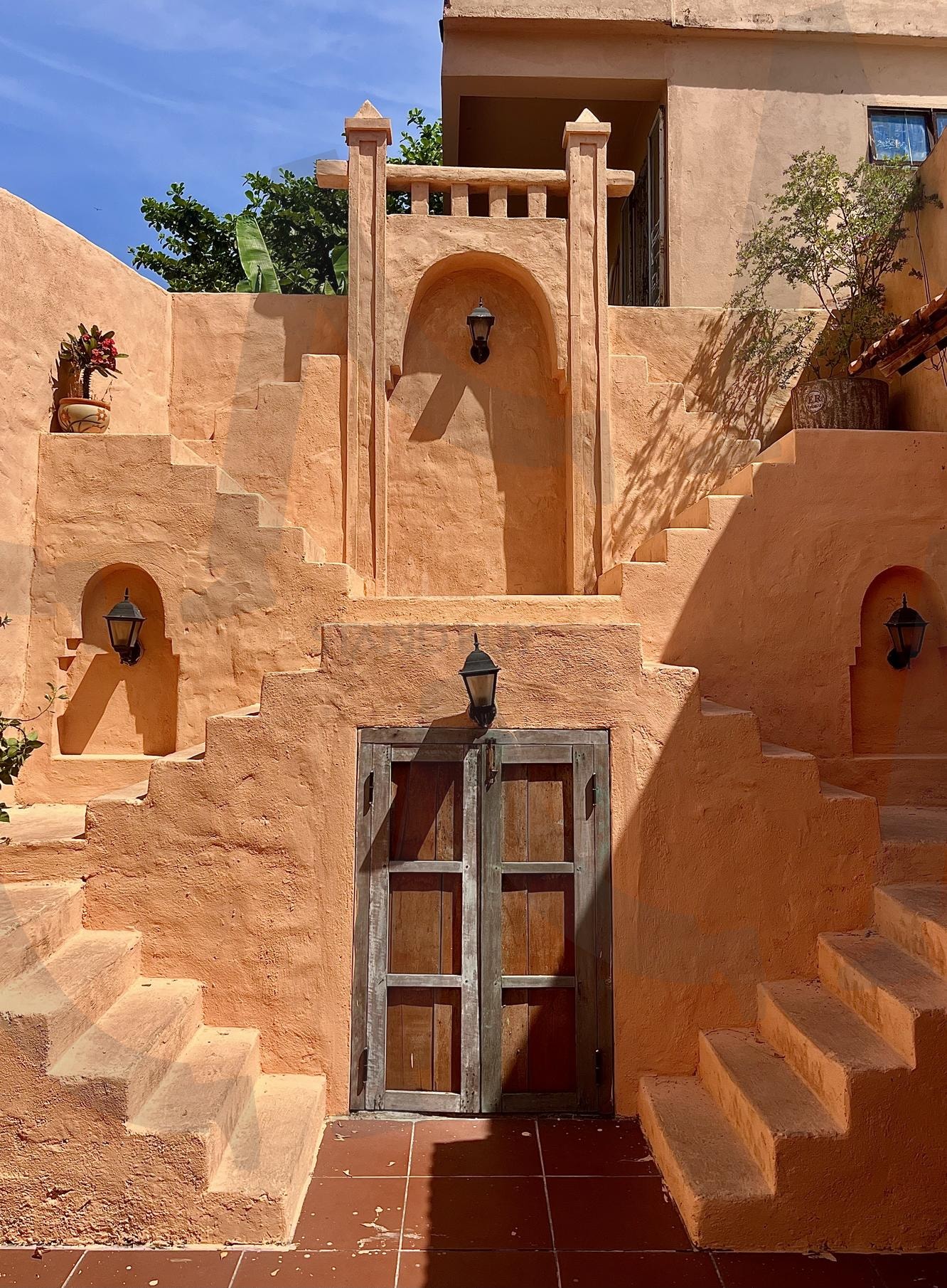 모로코 감성 카페, 베트남 다낭 | 카페, 건물, 감성 카페, 베트남 다낭, 모로코, 식물, 색감, 인테리어 | 스탠바이 STANDBUY 디지털 콘텐츠