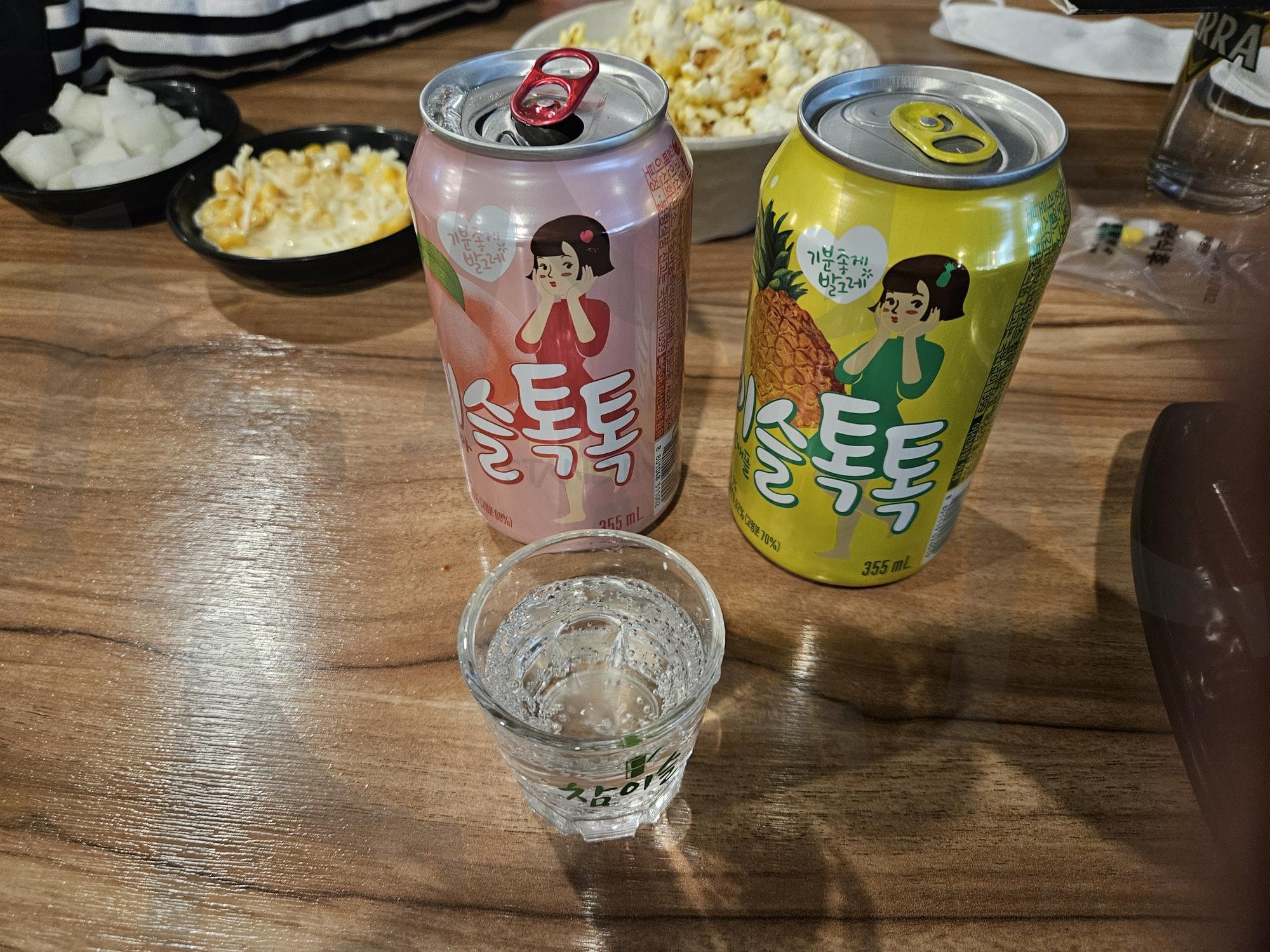 이슬톡톡 음료수 | 이슬톡톡, 소주, 음료수, soju, 복숭아, 파인애플 | 스탠바이 STANDBUY 디지털 콘텐츠