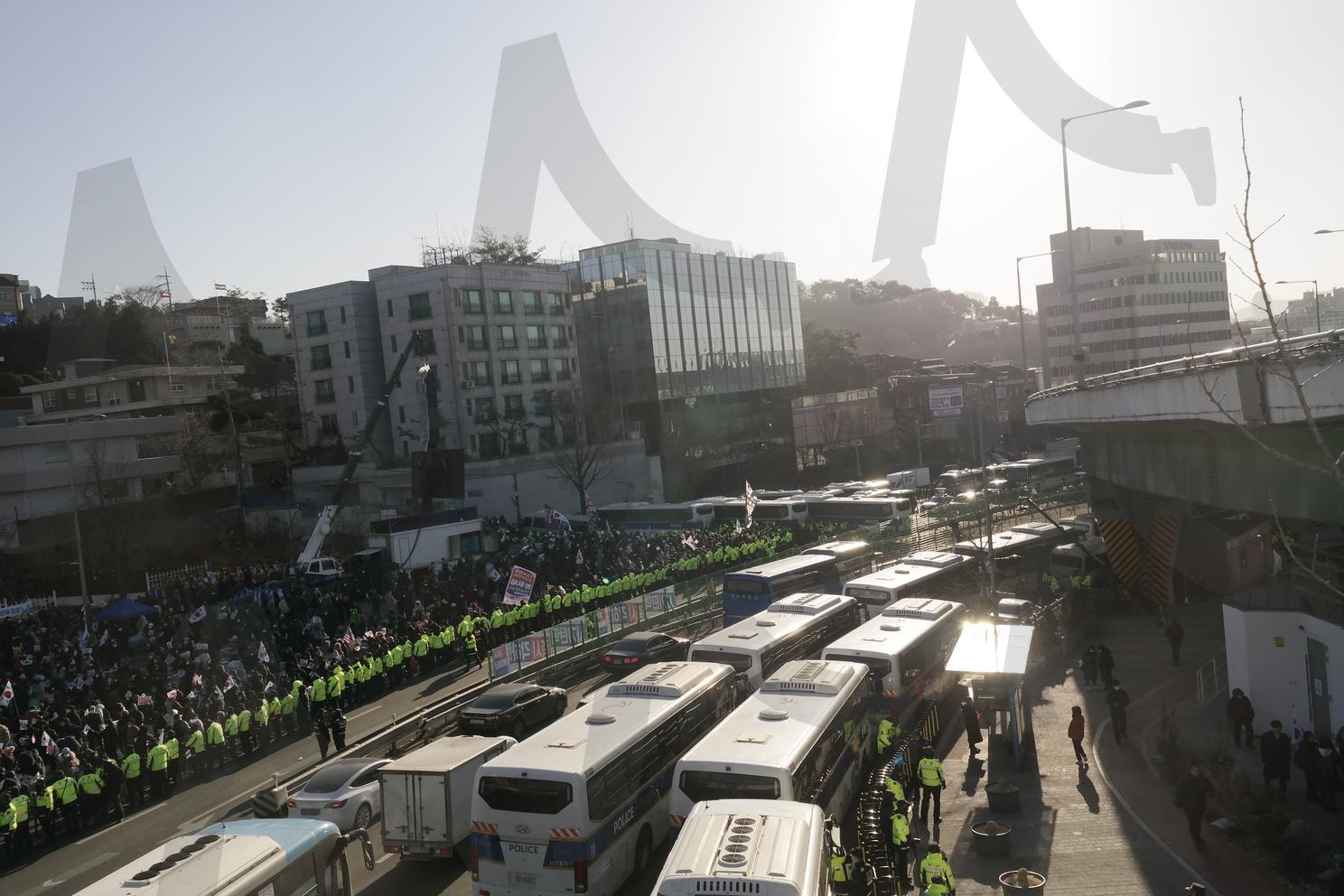 탄핵 시위 대비하는 서울 경찰 버스 | 경찰 버스, 집회 대비, 대통령 탄핵 시위, 대규모 경찰 버스로 시위 대비, 서울 대한민국 | 스탠바이 STANDBUY 디지털 콘텐츠