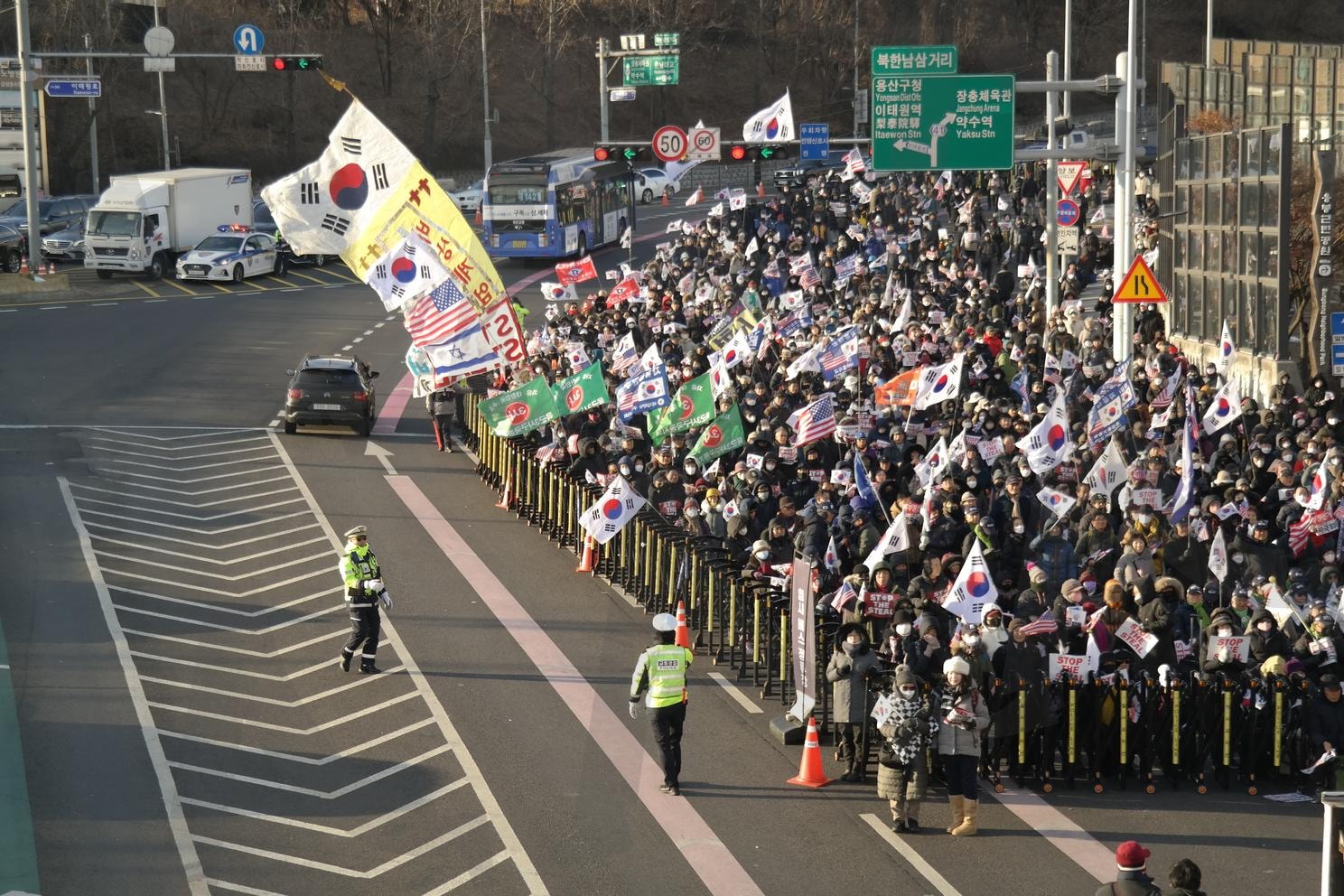 대통령 탄핵 반대 시위 | 서울 한남동, 한강진역 인근, 경찰 도로통제, 현직대통령 체포조 투입, 첫 현직 대통령 체포 | 스탠바이 STANDBUY 디지털 콘텐츠