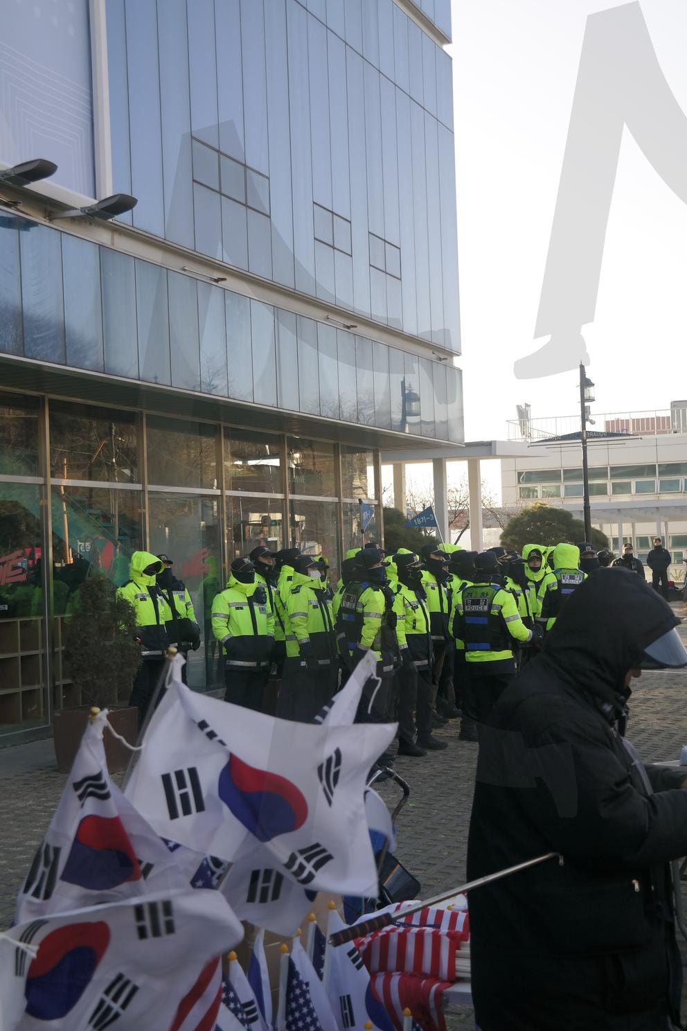 집회 현장 태극기 판매 | 서울 한남동, 대통령 탄핵반대 시위 현장, 태극기 판매상, 성조기 판매, 한남동 시위현장 | 스탠바이 STANDBUY 디지털 콘텐츠