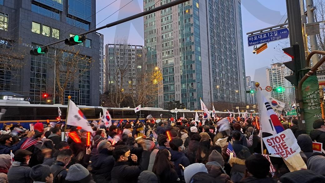 대통령 석방 촉구 시위 | 서부지법, 대통령 사전구속영장 심사, 대통령 탄핵 반대 시위, 윤석열 지지 시위, 서울 마포 법원 앞 시위 | 스탠바이 STANDBUY 디지털 콘텐츠