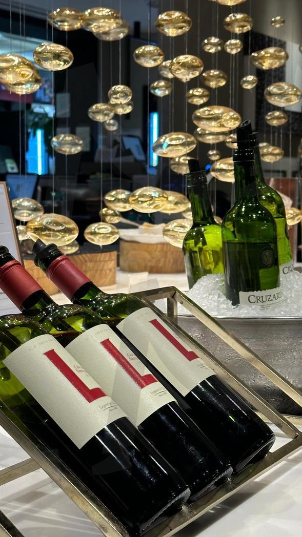 VIPS 프리미엄 | 와인, 치즈, 크레커, 빕스, 트렌드, 트렌디, 프리미엄, 뷔페, 음식사진, 감성사진, 인스타, 배경화면, 칠링, 조명, 야경, 식당, 레스토랑, 강남역, 강남, 서초, 교대, 역삼, 대치 | 스탠바이 STANDBUY 디지털 콘텐츠