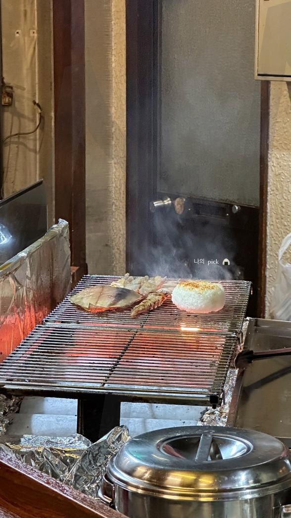 덩그러니 놓여진 주먹밥 | 구운주먹밥, 주먹밥, 요리, 감성요리, 요리주점, 일본여행, 여행사진, 감성사진, 쿠킹, 일본사진 | 스탠바이 STANDBUY 디지털 콘텐츠