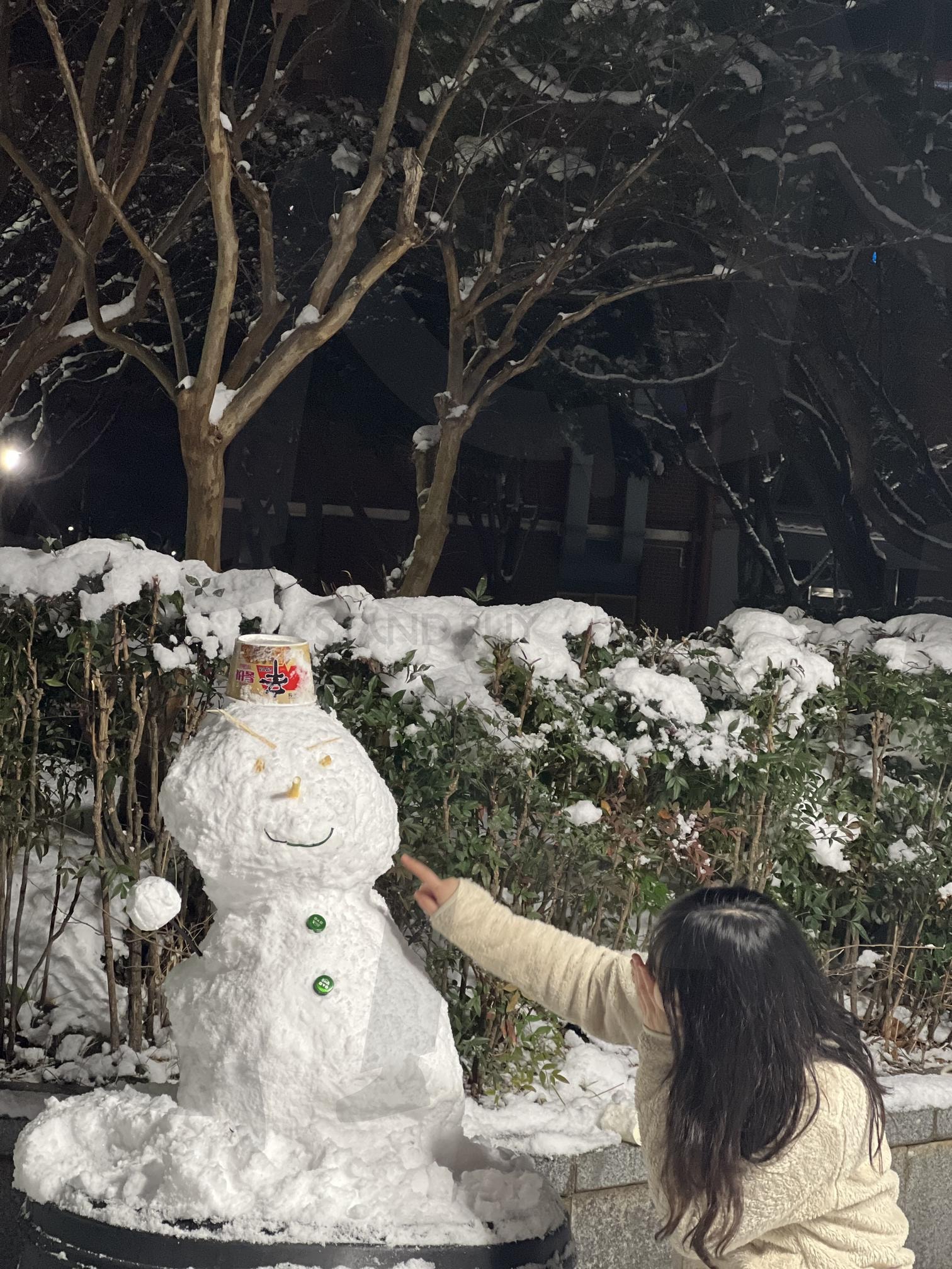 2025년 첫 눈사람 | 감자튀김, 눈사람, 겨울, 귀여운사진, 눈 | 스탠바이 STANDBUY 디지털 콘텐츠