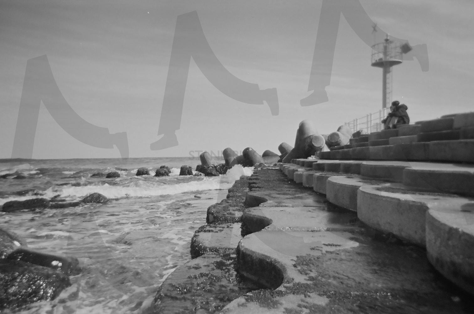 고요한 바다의 순간 | 해변, 파도, 방파제, 흑백사진, 자연풍경, 고요함, 바다, 산책, 조용한시간, 구조물 | 스탠바이 STANDBUY 디지털 콘텐츠