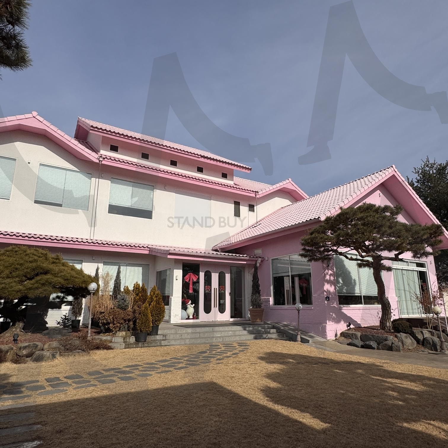 핑크빛 매력이 돋보이는 감성 하우스 | 핑크 하우스, 감성 건축, 파스텔 외관, 정원 하우스, 감성적인 주택, 독특한 디자인, 사랑스러운 외관, 하우스 인테리어, 매력적인 건축물, 파스텔 톤 건물 | 스탠바이 STANDBUY 디지털 콘텐츠