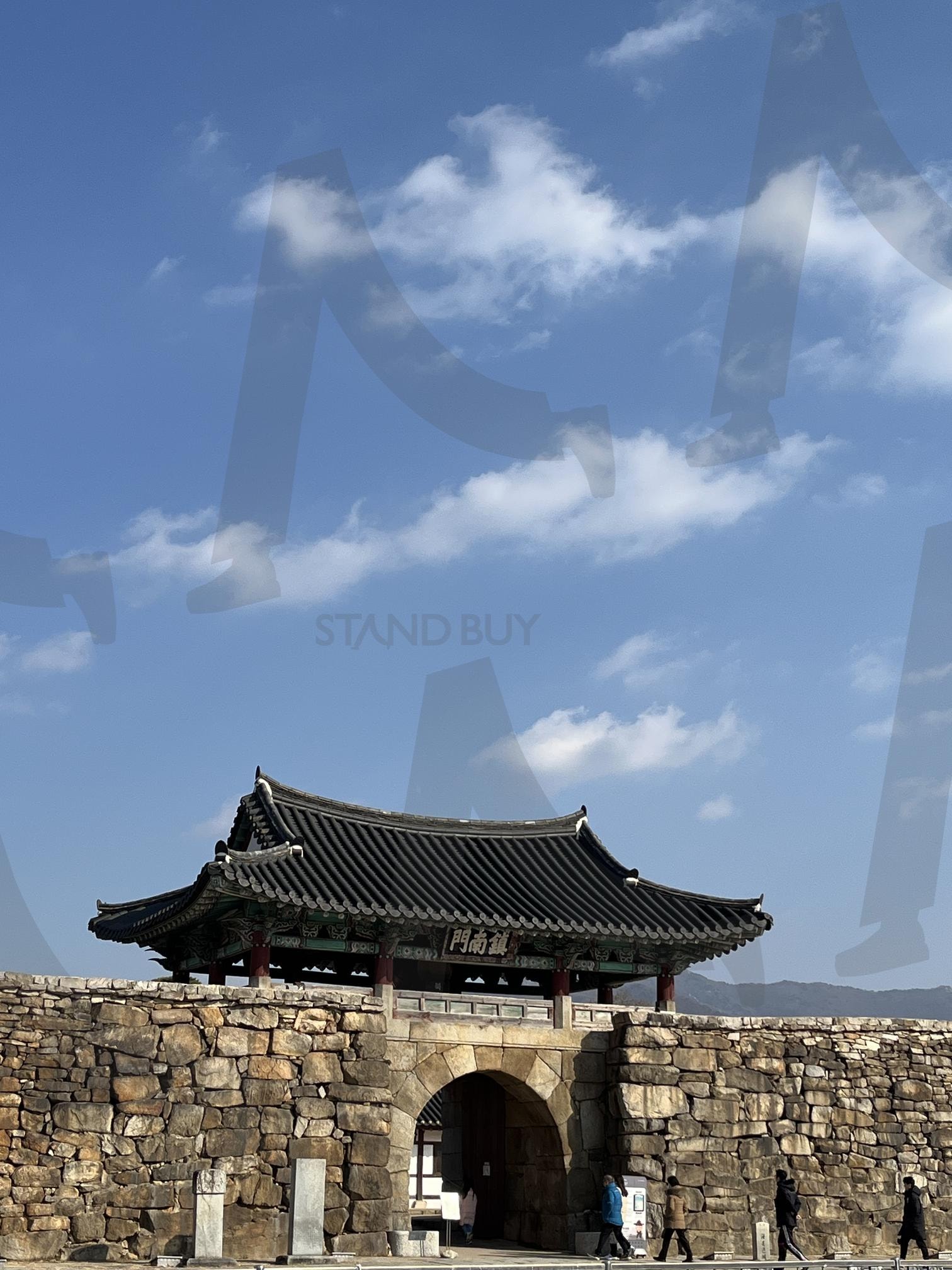 맑은 하늘 아래 서산 해미읍성의 아름다움 | 해미읍성, 서산, 전통 건축물, 역사적 유적, 맑은 하늘 | 스탠바이 STANDBUY 디지털 콘텐츠