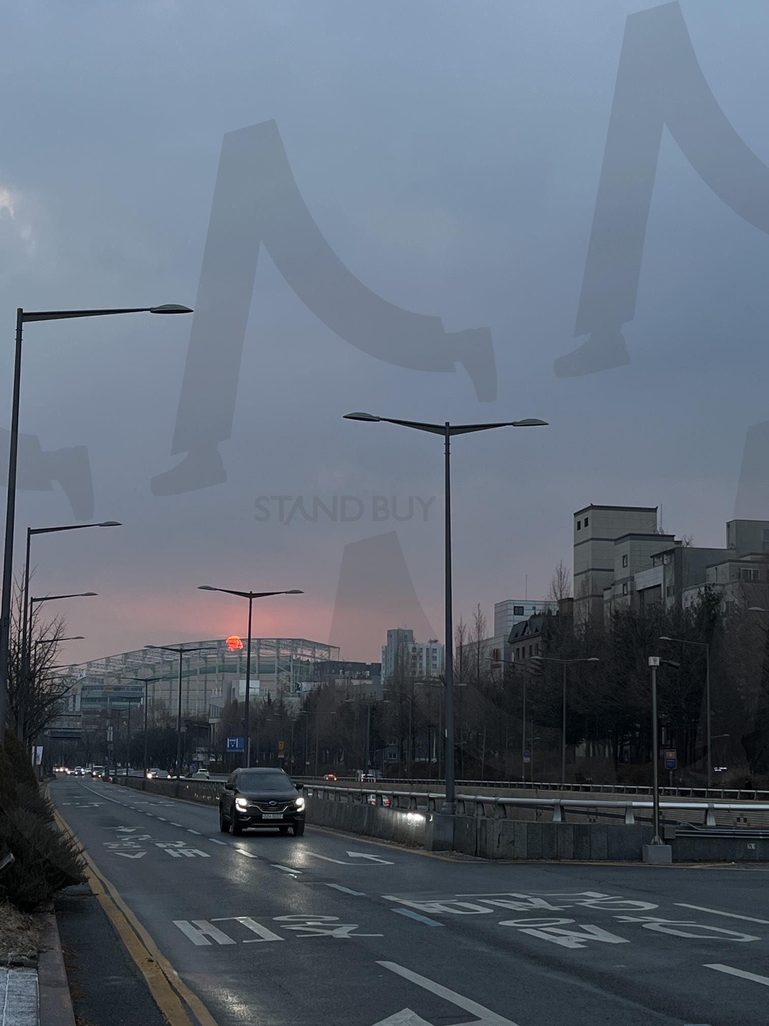 도시 위로 떠오르는 일출과 고요한 도로 | 일출, 해오름, 도로, 가로등, 여명 | 스탠바이 STANDBUY 디지털 콘텐츠