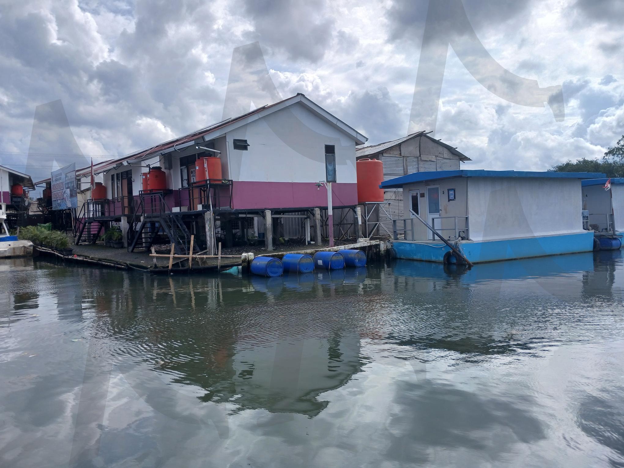 자카르타 북쪽의 어촌마을_바다에 떠있는 하우스 | 자카르타_북쪽 어촌마을, 해수면 상승으로 자카르타 북쪽 침몰 중, 해수면보다 지면이 더 낫음, 기후변화로 자카르타 수도 이전 중, 자카르타 북쪽 마을 주민들이 사는곳 | 스탠바이 STANDBUY 디지털 콘텐츠