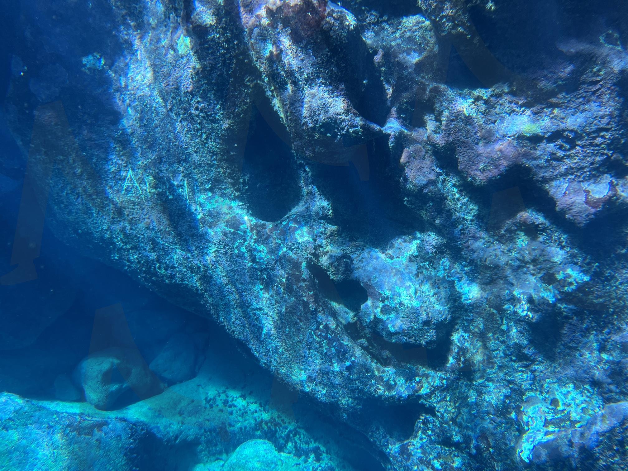 바다 바위 아래의 비밀 | 수중 탐험, 바위, 바다, 자연, 물의 색상, 비밀, 자연의 경이로움, 신세계, 아이폰, 사진, 촬영 | 스탠바이 STANDBUY 디지털 콘텐츠