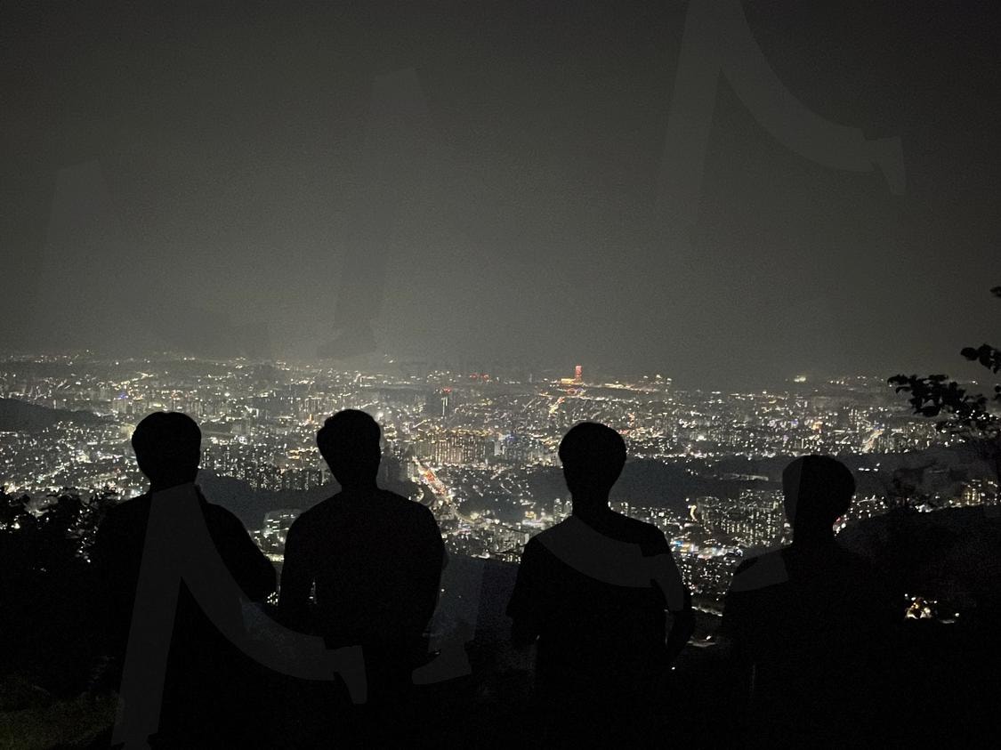 식장산 정상에서 바라본 대전의 밤 | 식장산, 야경, 친구, 뒷모습, 우정, 그림자, 감성 | 스탠바이 STANDBUY 디지털 콘텐츠