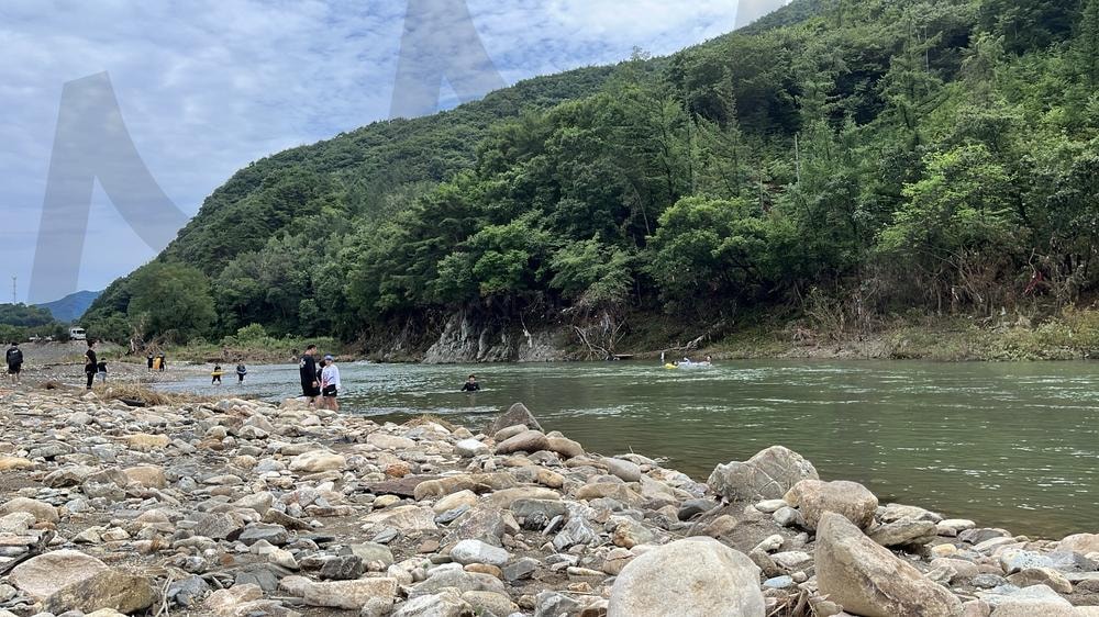 자연 속 평온한 계곡 풍경 | 계곡, 자연, 물놀이, 휴식, 감성 | 스탠바이 STANDBUY 디지털 콘텐츠