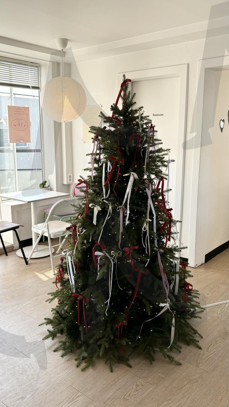 크리스마스 카페 | 크리스마스, 크리스마스카페, 감성카페, 따뜻한카페, 연말맞이 | 스탠바이 STANDBUY 디지털 콘텐츠