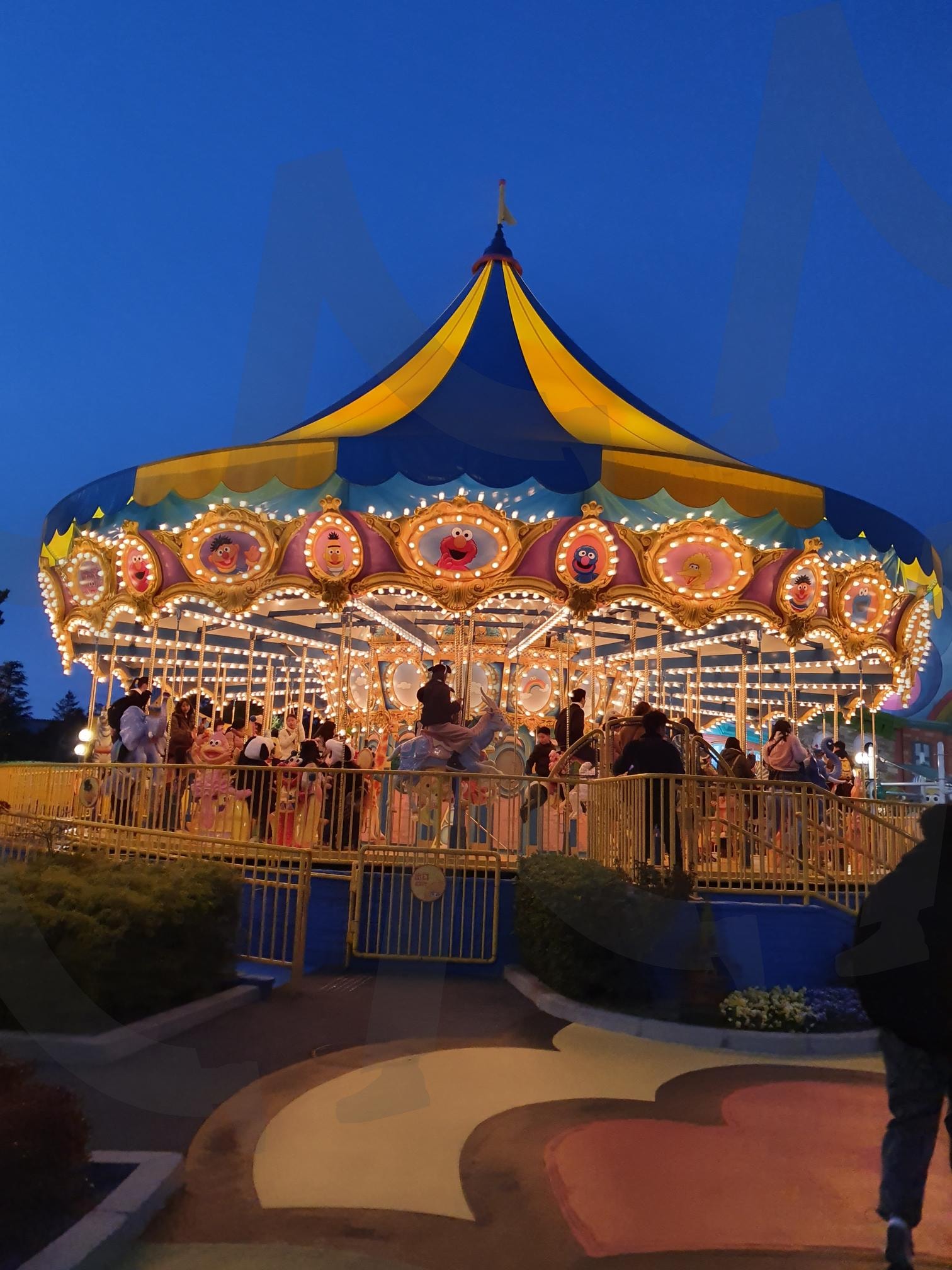 회전목마 | 오사카, 유니버셜, 놀이동산, 놀이기구, 목마 | 스탠바이 STANDBUY 디지털 콘텐츠