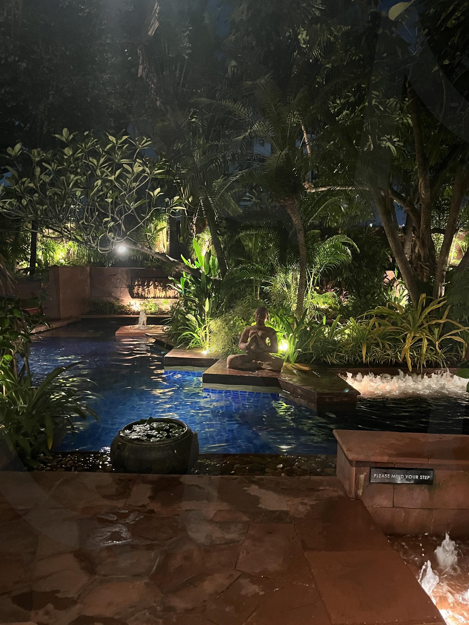 방콕 쉐라톤호텔 스쿰윗 수영장 야간 | 방콕수영장, 방콕수영장야간, 방콕쉐라톤수영장, 방콕쉐라톤수영장야간, 방콕호텔수영장, sheraton grande sukhumvit bangkok, swimming pool | 스탠바이 STANDBUY 디지털 콘텐츠