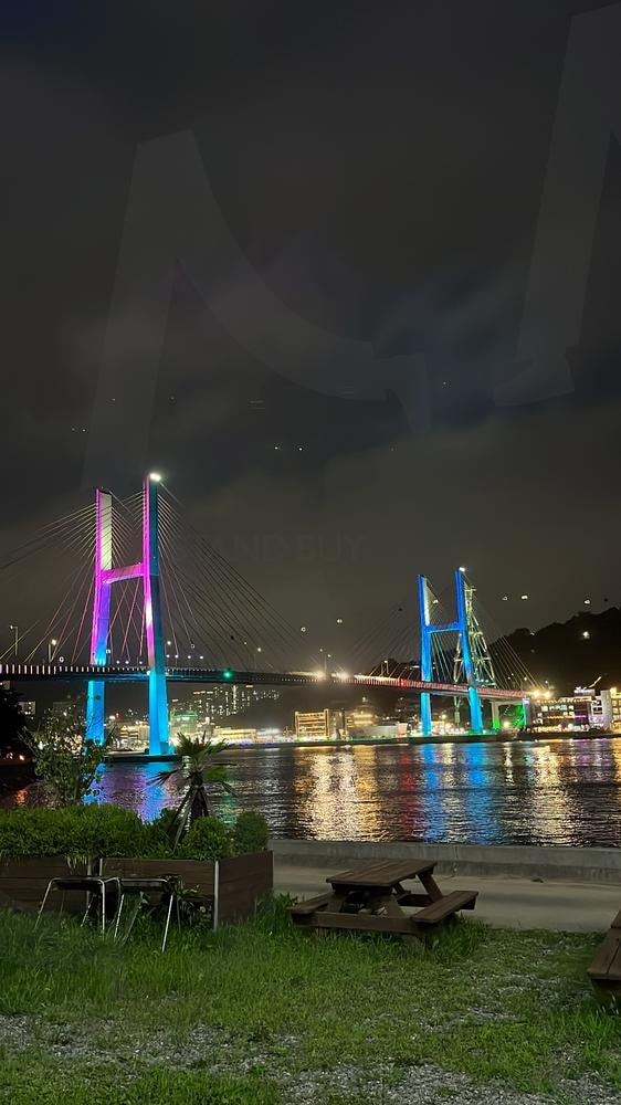 빛으로 물든 밤, 여수의 거북선대교 | 여수, 거북선대교, 야경, 조명, 바다, 낭만 | 스탠바이 STANDBUY 디지털 콘텐츠