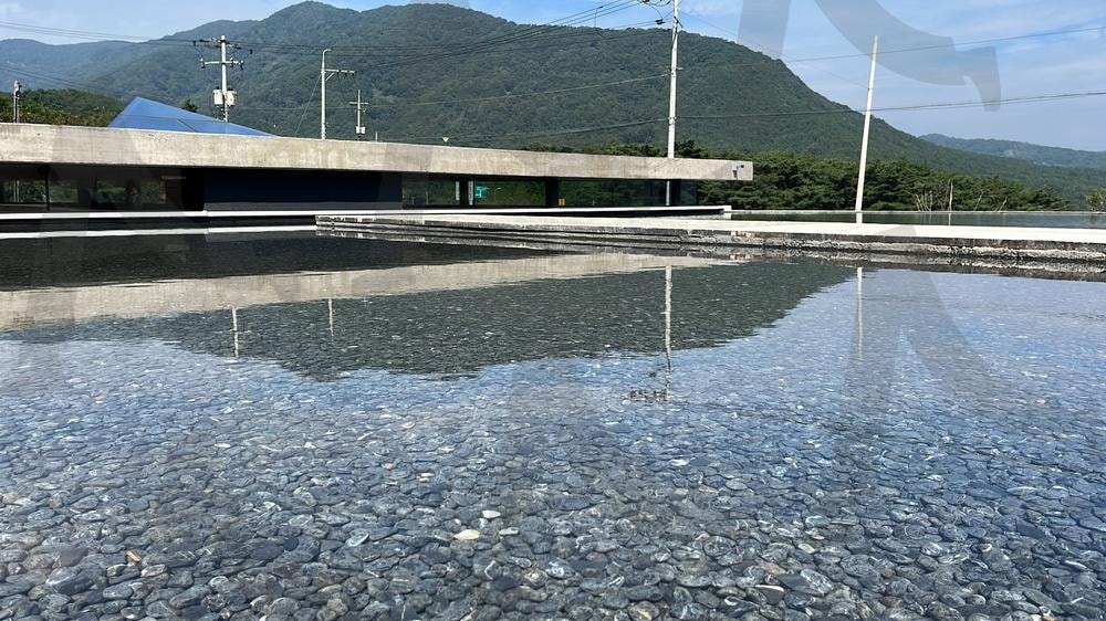 산과 하늘을 품은 옥상의 고요함 | 고요함, 자연과 건축, 물, 반사된 풍경, 카페옥상, 현대적 미학, 평온한 휴식 | 스탠바이 STANDBUY 디지털 콘텐츠