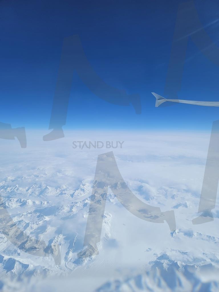 하늘 위에서 바라본 설원의 대서사 | 설원, 비행, 자연의 경이, 하늘, 끝없는 하늘, 평화로움 | 스탠바이 STANDBUY 디지털 콘텐츠