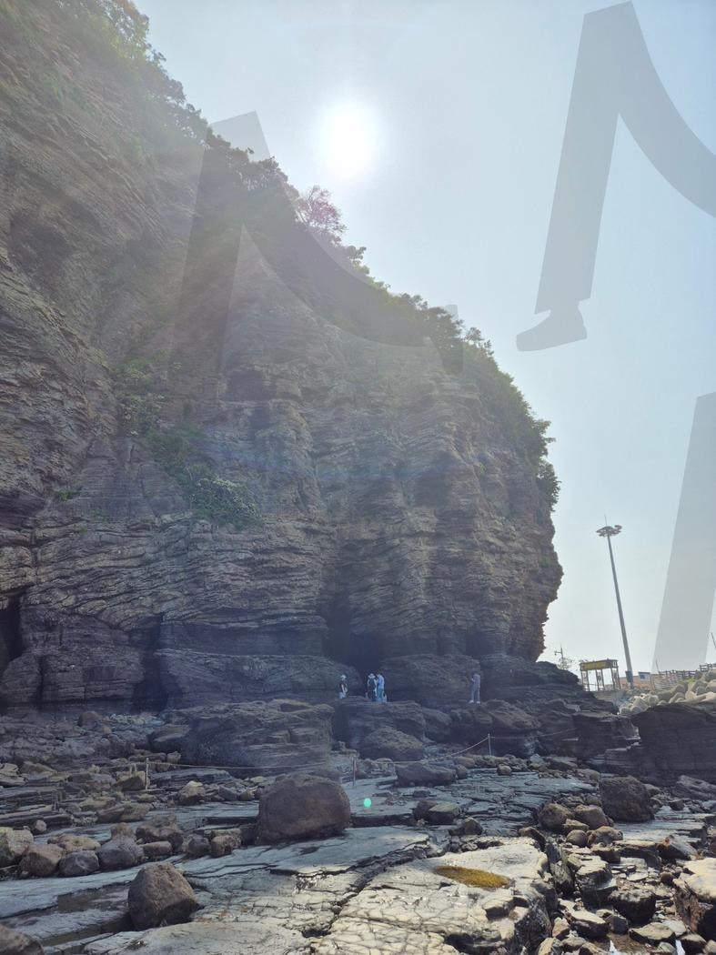 태양 아래 절벽의 이야기 | 부안, 변산반도, 절벽, 지층, 산, 태양, 해 | 스탠바이 STANDBUY 디지털 콘텐츠