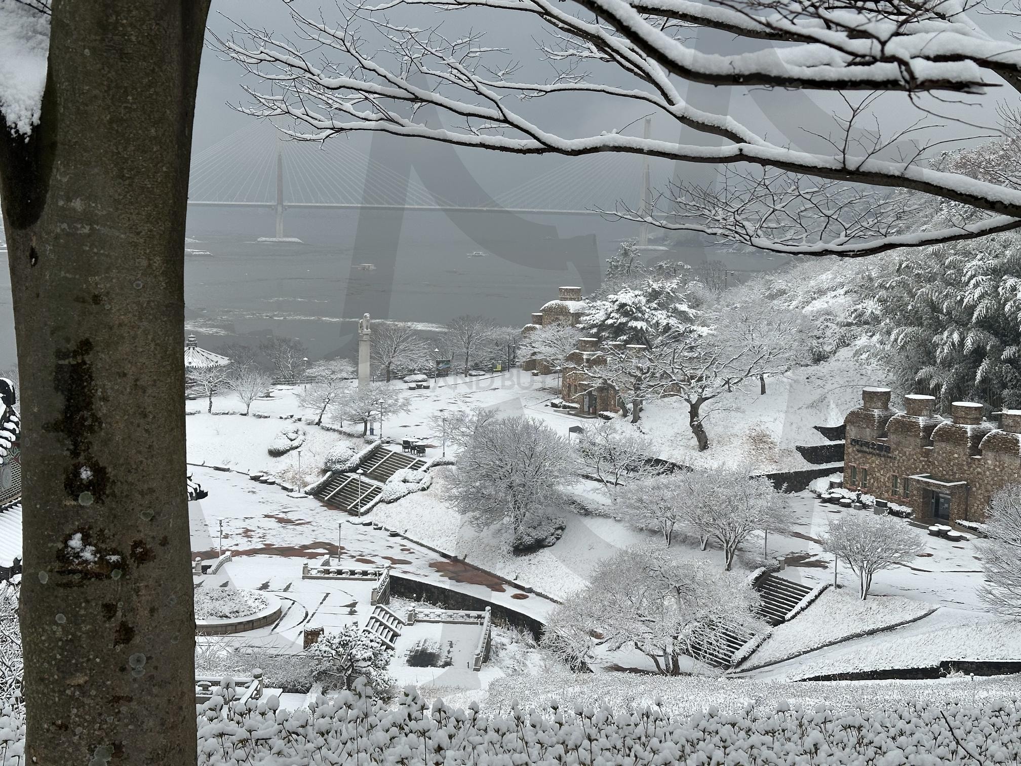 눈 덮인 고요의 풍경 | 겨울, 풍경, 전통 건축물, 고요함, 눈 덮인 풍경 | 스탠바이 STANDBUY 디지털 콘텐츠
