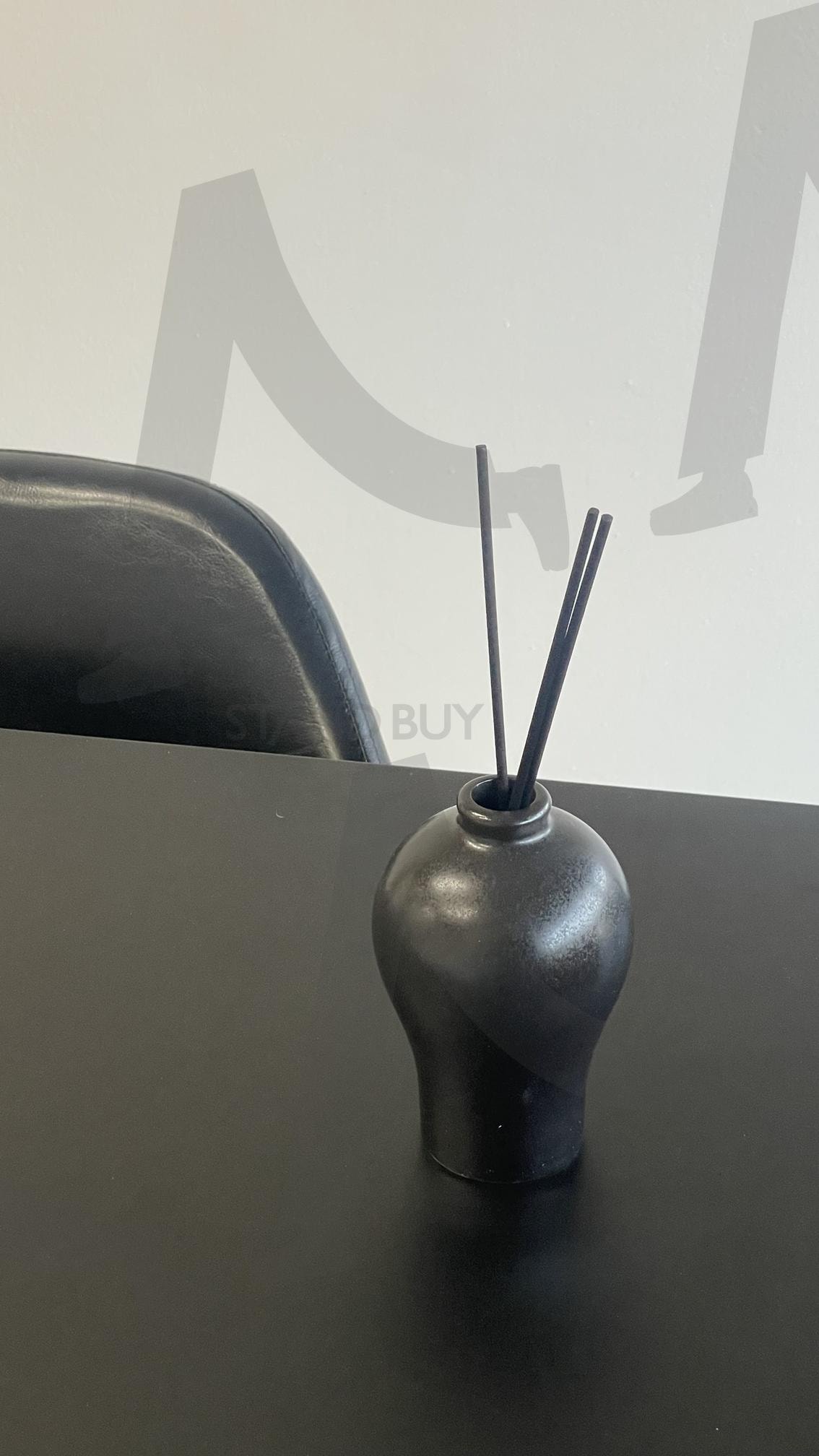 모던 고급 블랙 디퓨저 오브제 디테일 포인트와 심플 미니멀 테이블 디자인 감성 공간 | 디퓨저, 블랙, 오브제, 고급, 감성, 인테리어 | 스탠바이 STANDBUY 디지털 콘텐츠