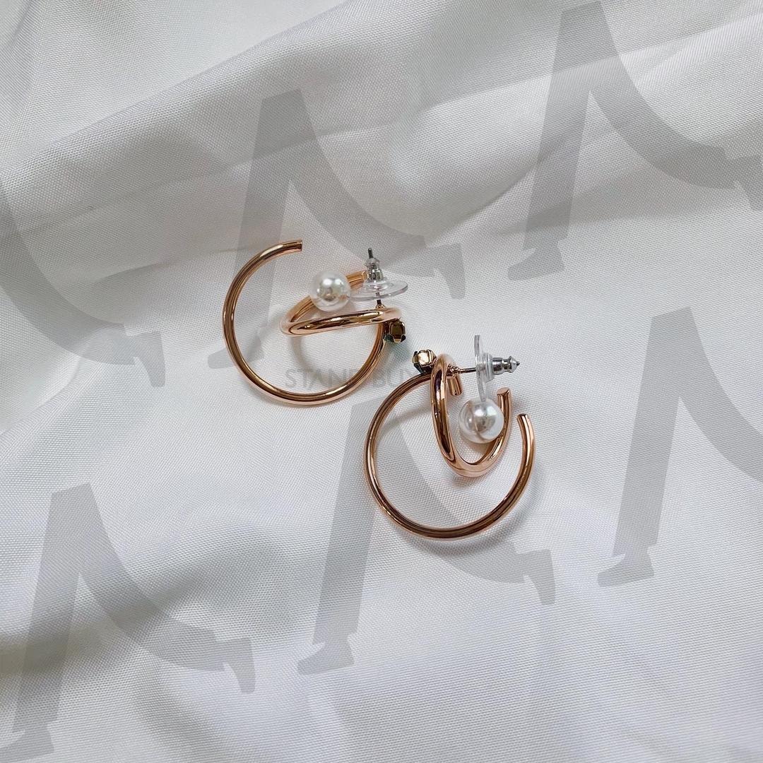우아한 골드와 진주의 조화 심플하면서도 세련된 이어링 디자인 고급스러운 악세서리 감각과 미니멀한 포인트 | 주얼리, 진주, 귀걸이, 악세사리, 미니멀, 포인트 | 스탠바이 STANDBUY 디지털 콘텐츠