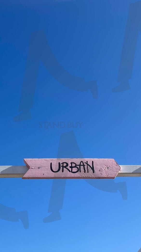 맑은 푸른 하늘과 핑크색 어반 사인 감각적이고 심플한 도시 스타일 자연과 도시의 조화로운 디자인 요소 | 하늘, 어반, 사인, 자연, 도시 | 스탠바이 STANDBUY 디지털 콘텐츠