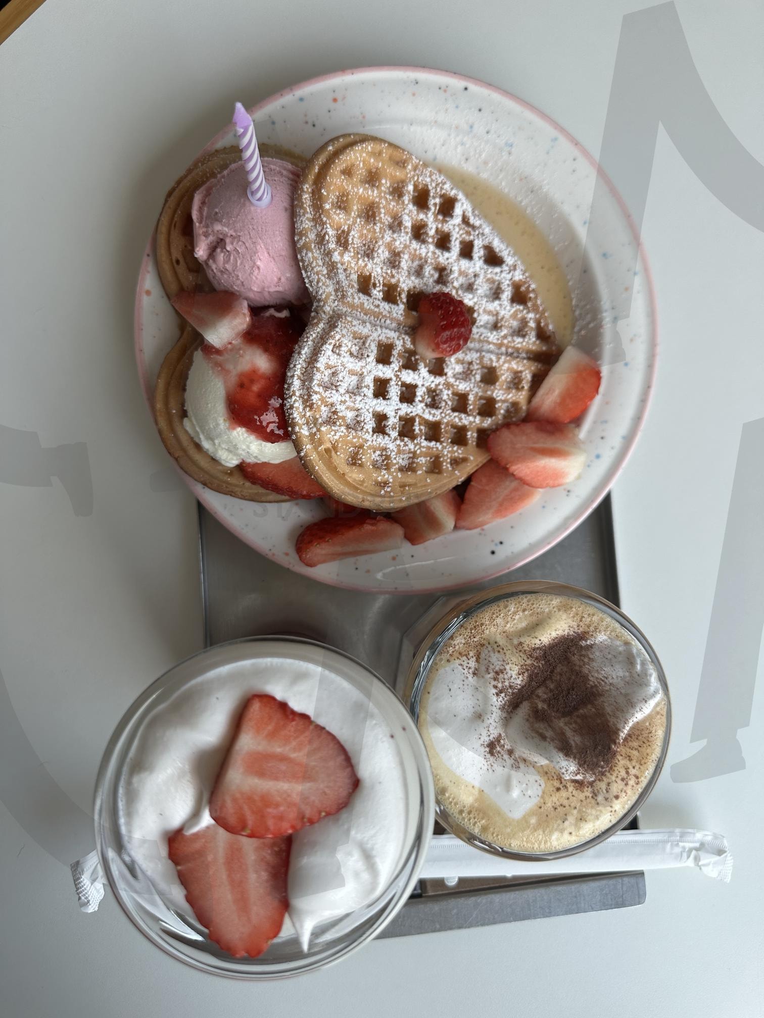 돌아온딸기의계절❄️🍓 | 감성, 분위기맛집, 딸기, 겨울딸기, 딸기와플, 크림라떼, 딸기라떼, 아이스크림와플, 하트와플, 킴스튜디오 | 스탠바이 STANDBUY 디지털 콘텐츠
