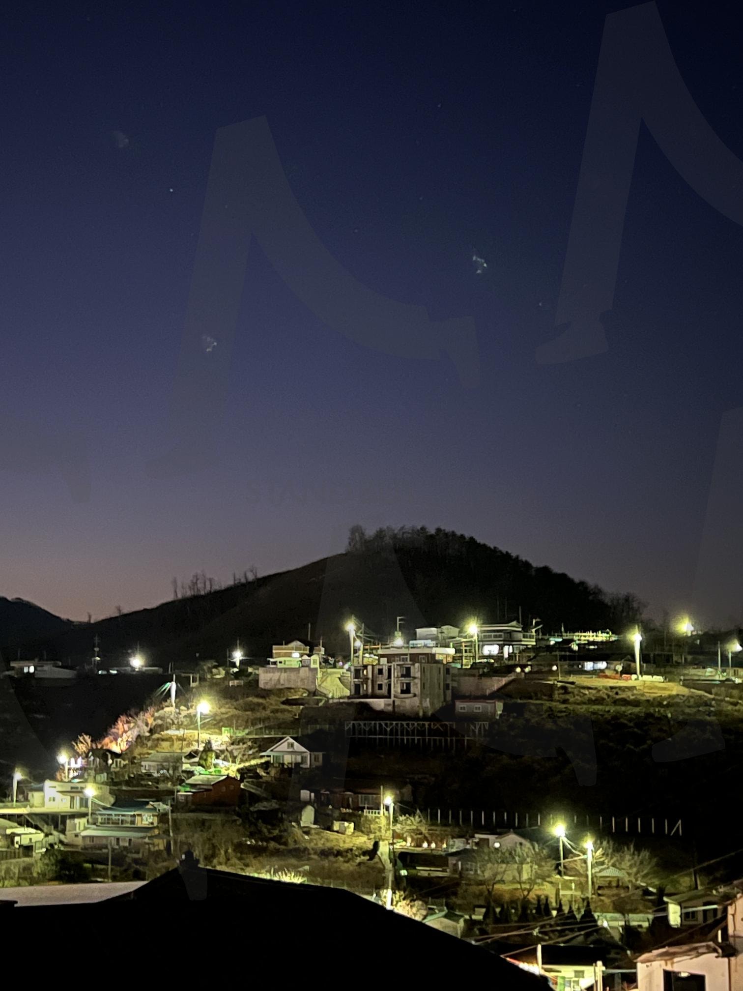 밤하늘 동네 | 야경, 낭만, 감성, 밤하늘, 동화, 주택, 가로등 | 스탠바이 STANDBUY 디지털 콘텐츠