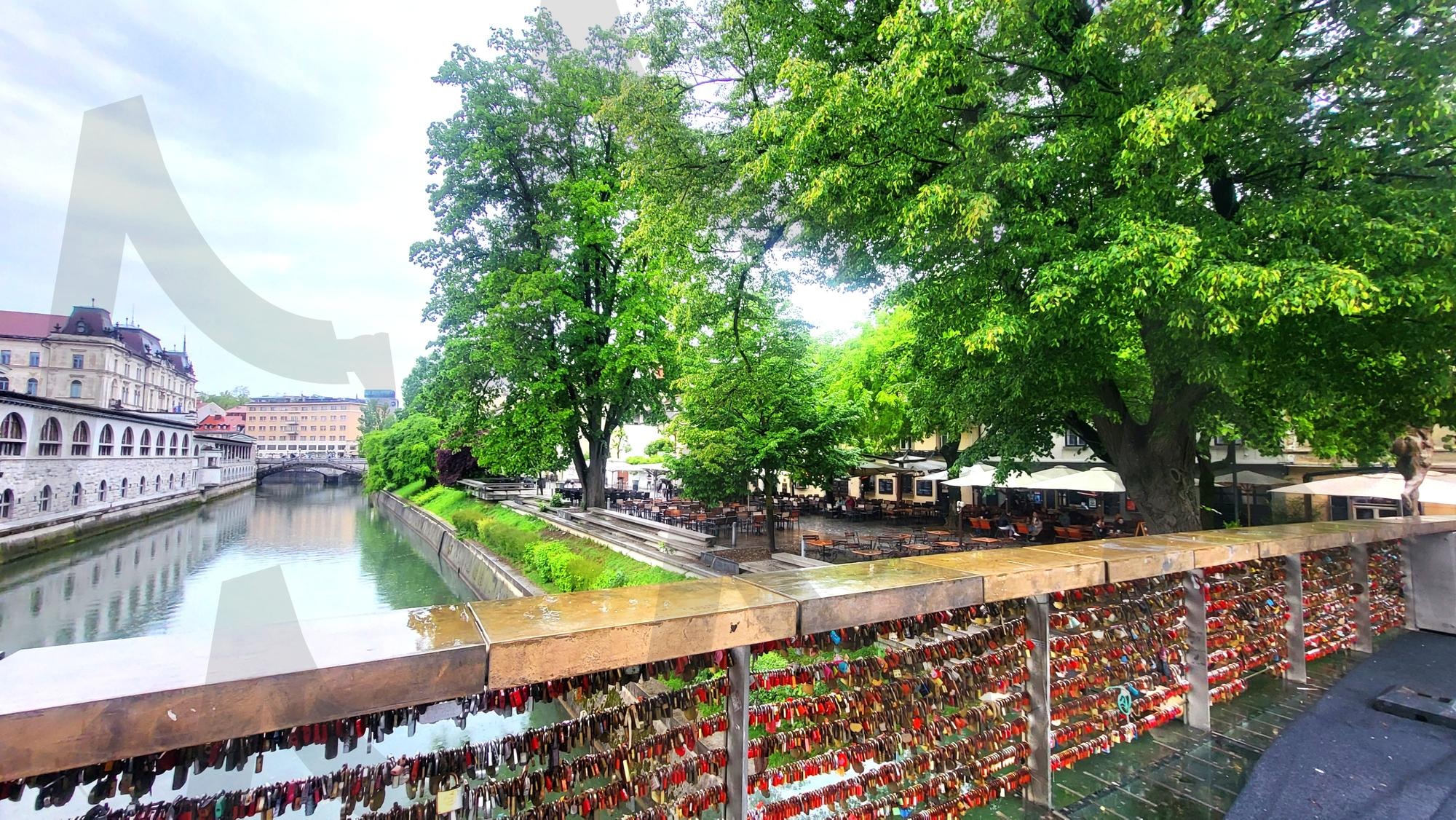 슬로베니아 류블랴나 시티 사랑의 열쇠 다리 멋진 뷰 | 슬로베니아 류블랴나, 류블랴나 시티 사랑의 열쇠 다리 뷰, 운치있는 호수 류블랴나 시티, 로맨틱 사랑의 열쇠 스폿, 동유럽 사랑의 다리 | 스탠바이 STANDBUY 디지털 콘텐츠