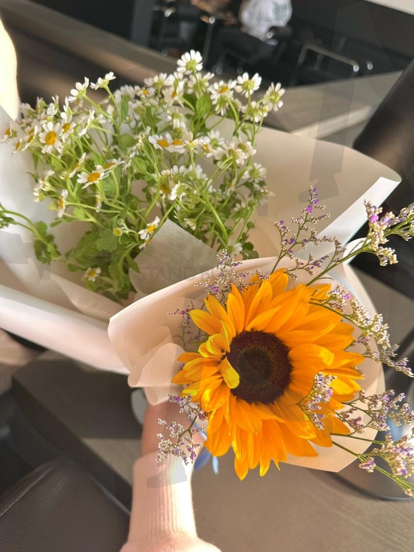 해바라기 꽃다발 – 햇살 가득한 행복 | 해바라기, 데이지, 꽃다발, 플라워, 자연의아름다움, 햇살가득, 소박한아름다움, 기념일, 연인, 꽃선물, 꽃, 자연, 숭배, 애정, 희망 | 스탠바이 STANDBUY 디지털 콘텐츠