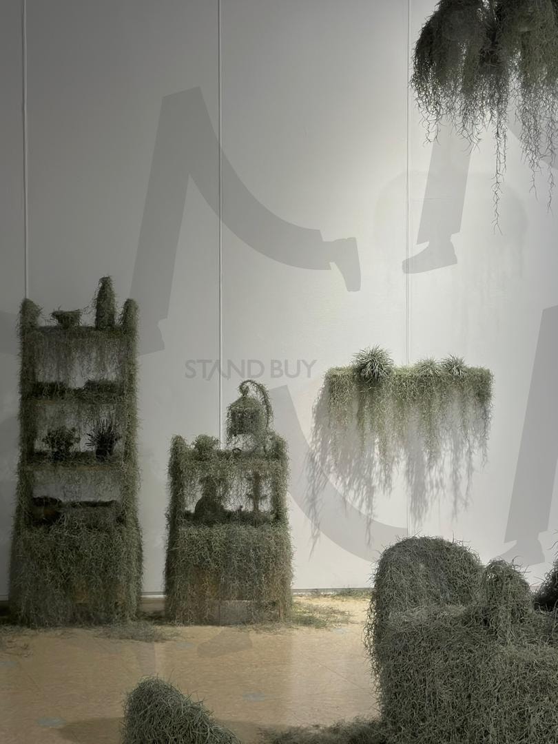 자연의 숨결 – 생명력 넘치는 공간 | 자연, 설치미술, 예술작품, 생명력, 생명, 이끼, 조화, 환경예술, 예술, 아트, art, 디자인, 전시, 전시회, 공간미학, 공간, 감성, 미술 | 스탠바이 STANDBUY 디지털 콘텐츠