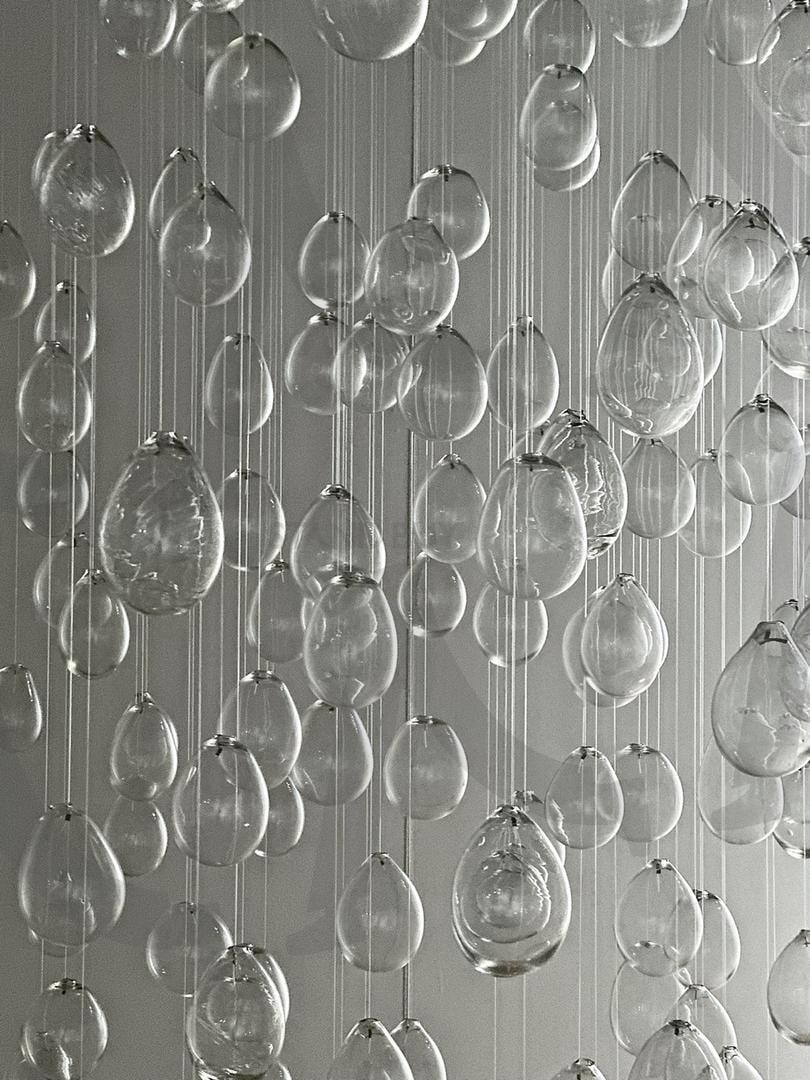 빛나는 순간 – 일상의 반짝임 | 물방울, 유리, 유리예술, 일상, 아름다움, 설치미술, 감정, 감성, 디자인, 빛, 조화, 예술작품, 아트, art, 창의성, 배경화면, 예술, 전시, 전시회 | 스탠바이 STANDBUY 디지털 콘텐츠