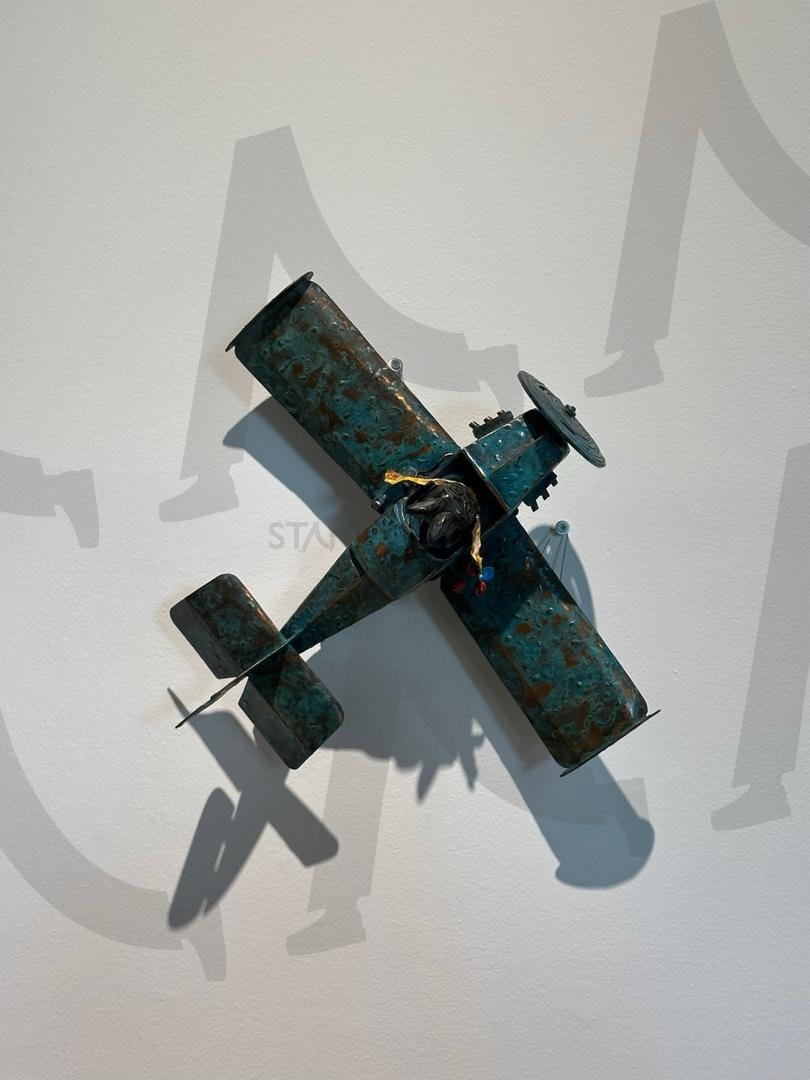 비행의 꿈 – 고철로 재탄생한 상상력 | 조형물, 비행기, 재활용, 모험, 꿈, 예술작품, 아트, art, 미술, 고철, 고철예술, 상징성, 창의력, 디자인, 공간, 공간미학, 전시, 전시회, 감성 | 스탠바이 STANDBUY 디지털 콘텐츠