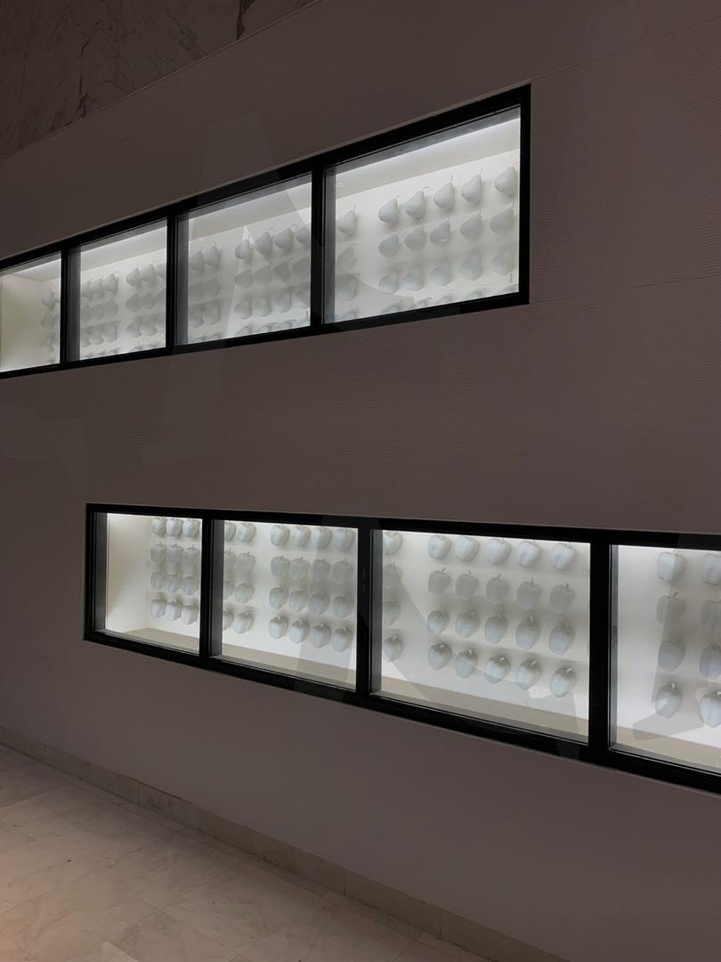 미니멀리즘의 아름다움 – 조화로운 배열 | 미니멀리즘, 설치미술, 미학, 아름다움, 조화, 빛, 빛과그림자, 그림자, 예술작품, 아트, 디자인, 공간, 공간미학, 정돈, 모던, 모던디자인, 심플, 감성, 사과, 흰색, 배경화면, 광고 | 스탠바이 STANDBUY 디지털 콘텐츠