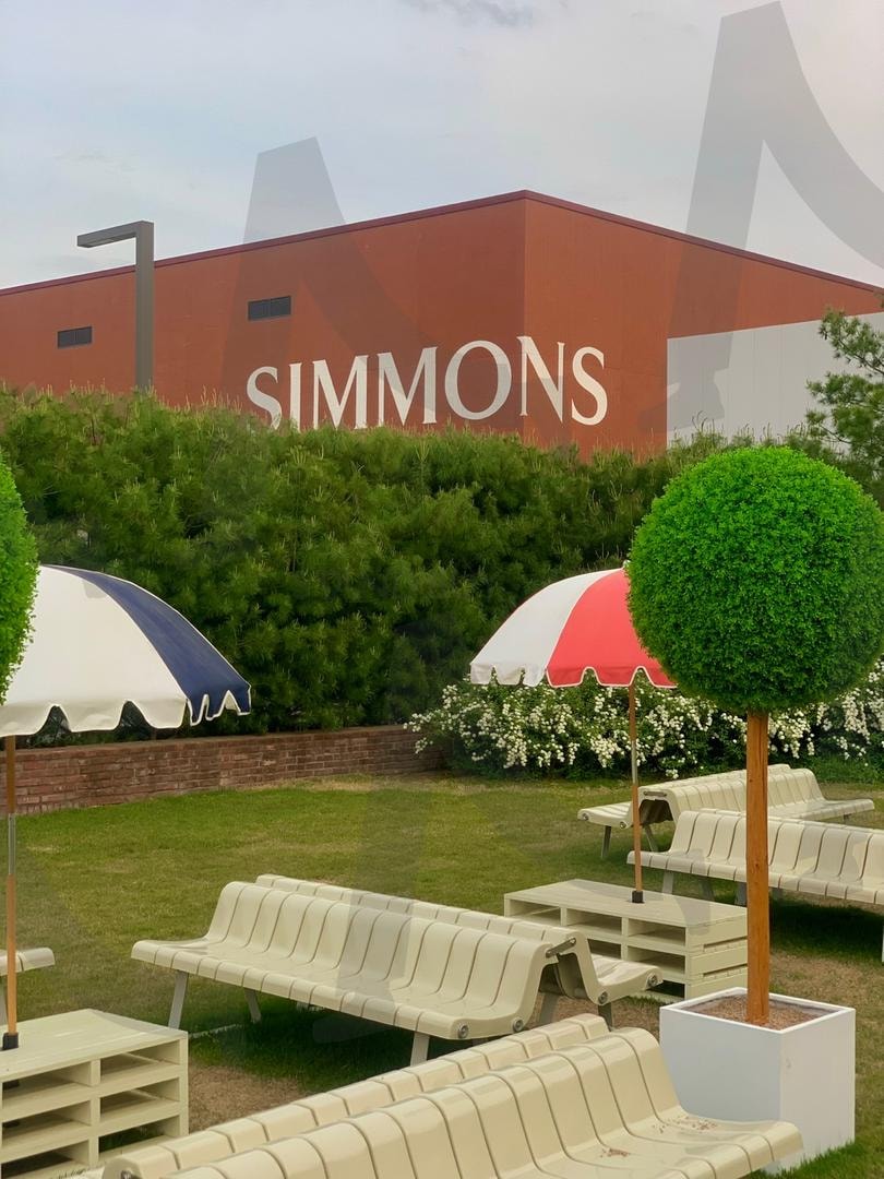 여유로운 공간 – 브랜드의 정체성 | 브랜드, SIMMONS, 시몬스, 디자인, 편안함, 공간, 여유, 현대미술, 아트, 세련됨, 조화, 야외, 카페, 전시, 전시회, 아이덴티티, 감성, 외국, 해외 | 스탠바이 STANDBUY 디지털 콘텐츠