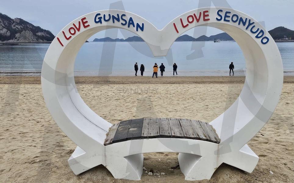 선유도 해수욕장 | 선유도, 해수욕장, ❤️, 하트포토존, 바닷가, 군산, 새만금 | 스탠바이 STANDBUY 디지털 콘텐츠