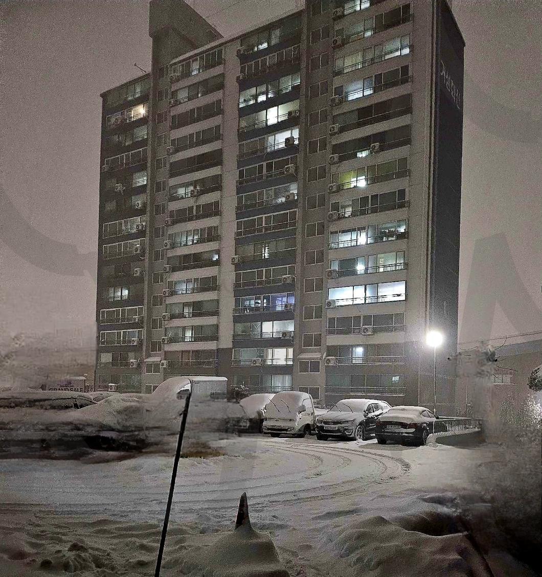 저녁에 나와보니 정말 눈 많이 왔네요 | 저녁, 눈, 눈사람, 걱정, 설렘 | 스탠바이 STANDBUY 디지털 콘텐츠