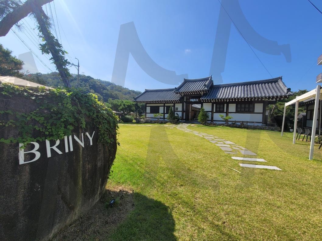 팔공산 카페 브리니팔공 대문 Palgongsan Cafe main gate | 대구, 카페대문, 팔공산, 비석, 한옥, 한국의산, 잔디정원, 산중카페 | 스탠바이 STANDBUY 디지털 콘텐츠